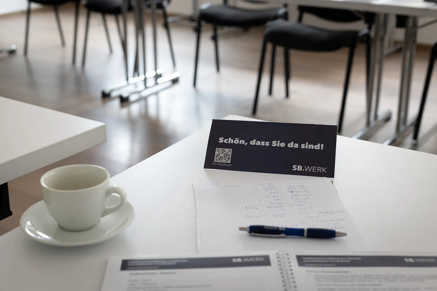 Seminarraum der Bausachverständiger Ausbildung bei SB.Werk mit Schulungsunterlagen für die praxisorientierte Weiterbildung zum Bau Gutachter.