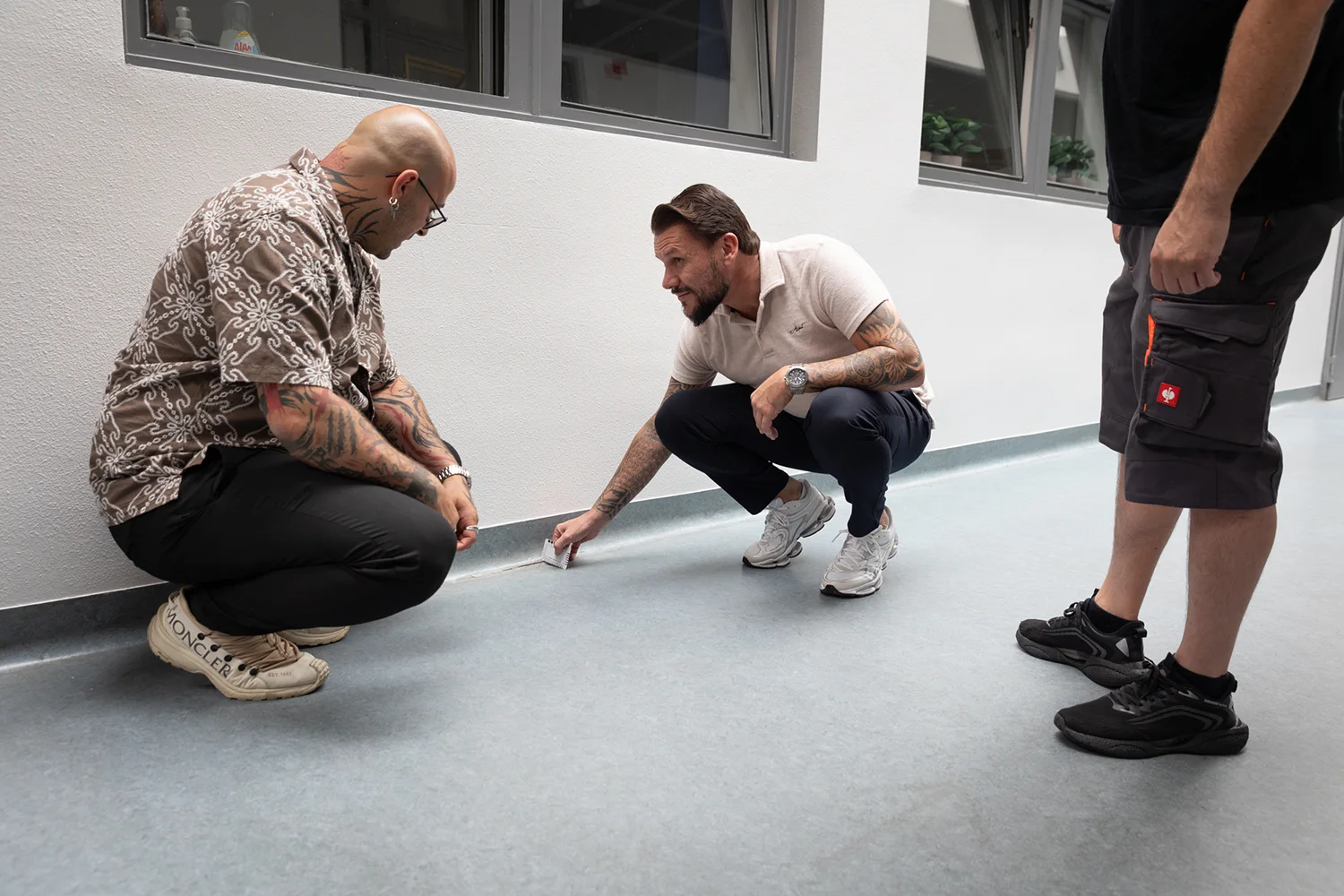 Teilnehmer der Bausachverständiger Ausbildung bei SB.Werk führen eine praxisnahe Begutachtung im Rahmen der Weiterbildung durch.