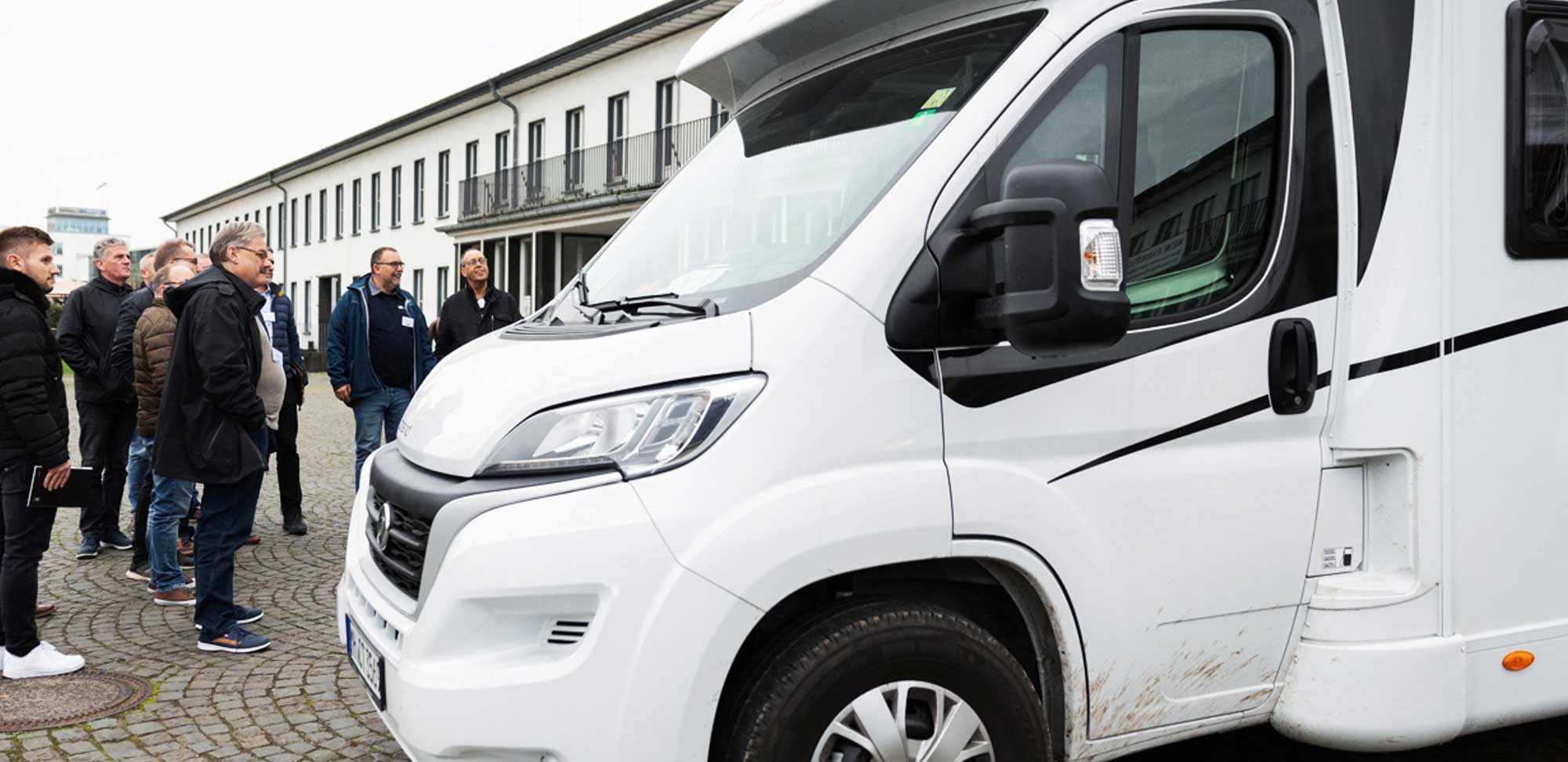 Kfz-Schadengutachter Ausbildung. Gutachter prüft einen Schaden am Pkw