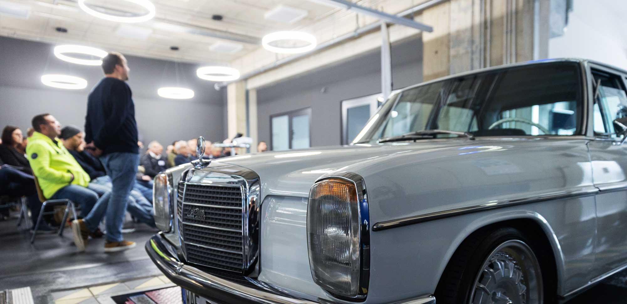 Kfz-Schadengutachter Ausbildung. Gutachter prüft einen Schaden am Pkw