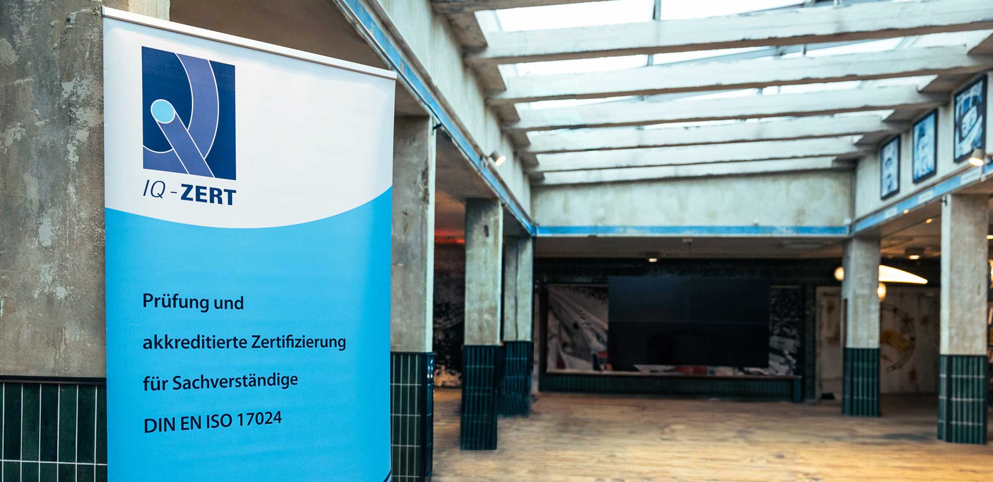 iq-zert-seminar-sbwerk Kfz-Schadengutachter Ausbildung. Gutachter prüft einen Schaden am Pkw